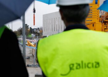 El presidente de la Xunta, Alfonso Rueda, presencia la instalación del acelerador de protones del futuro Centro de ProtonterapiaDAVID CABEZÓN @ XUNTA