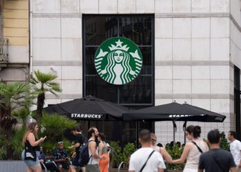 Archivo - Una cafetería de la franquicia Starbucks en BarcelonaDavid Zorrakino - Europa Press - Archivo