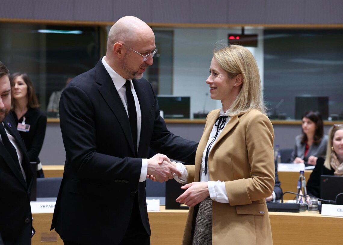 La Alta Representante de la UE, Kaja Kallas, junto al ministro de Defensa ucraniano, Denis Shmigal, en una reunión en Bruselas.ALEXANDROS MICHAILIDIS // EUROPEAN COUNCIL