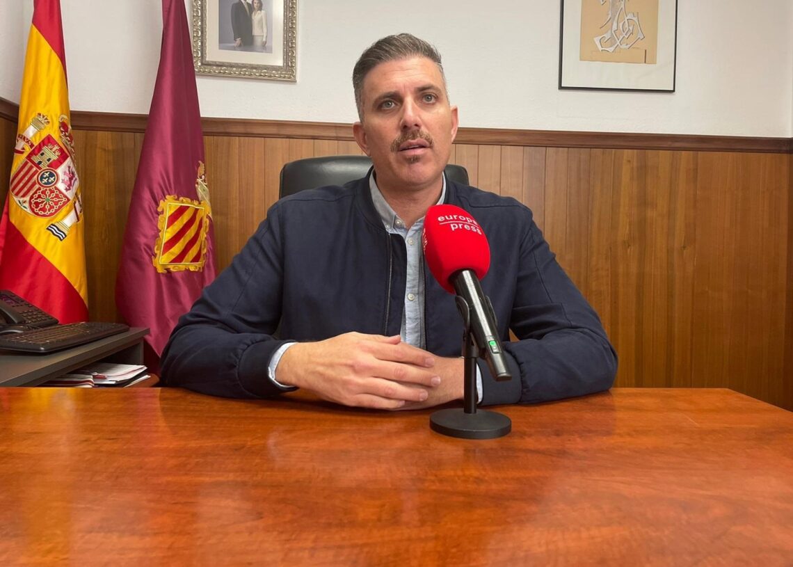 Archivo - El alcalde de Cullera, Jordi Mayor, atiende a Europa Press TelevisiónEUROPA PRESS - Archivo