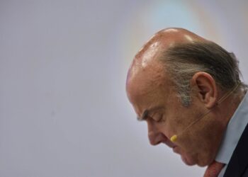 Archivo - El vicepresidente del Banco Central Europeo (BCE), Luis de Guindos, participa en un acto en el Colegio Universitario de Estudios Financieros (CUNEF) de Madrid, a 3 de marzo de 2023, en Madrid (España). La jornada de hoy está marcada por la publiJesús Hellín - Europa Press - Archivo