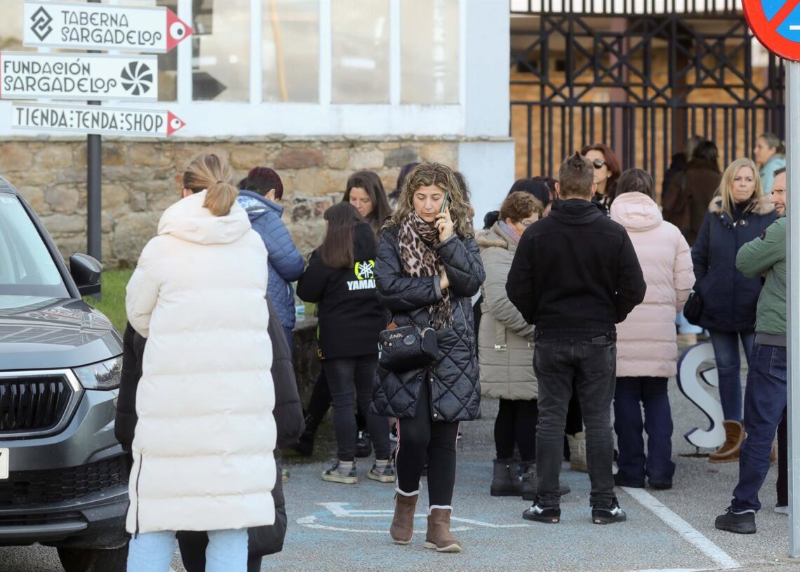 Trabajadores de Sargadelos tras conocerse que la empresa ha presentado un ERTE de 15 días que afecta a 86 trabajadores, a 28 de noviembre de 2025, en Cervo, Lugo, Galicia (España). El dueño de Sargadelos, Segismundo García, ha vuelto a ordenar que pare lCarlos Castro - Europa Press