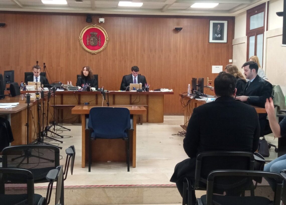 El acusado, de espaldas, durante el juicio.EUROPA PRESS