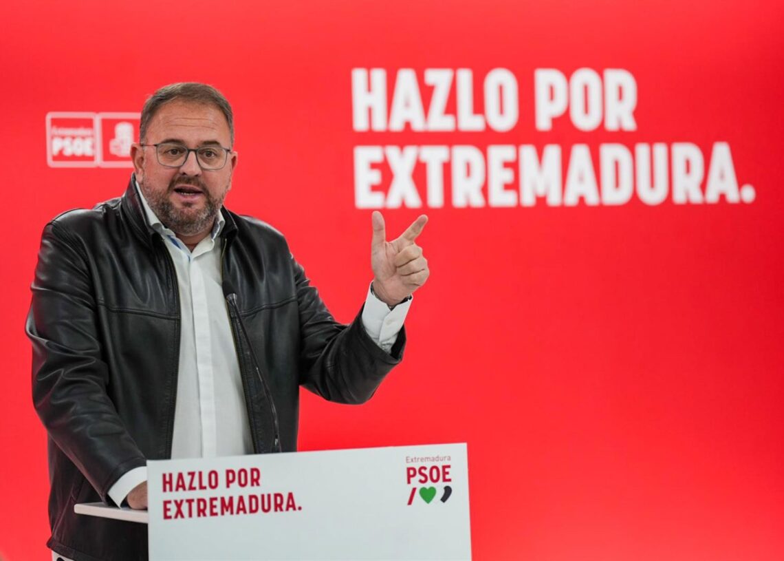 El portavoz del Comité Electoral del PSOE de Extremadura, Antonio Rodríguez Osuna, ofrece una rueda de prensaPSOE DE EXTREMADURA