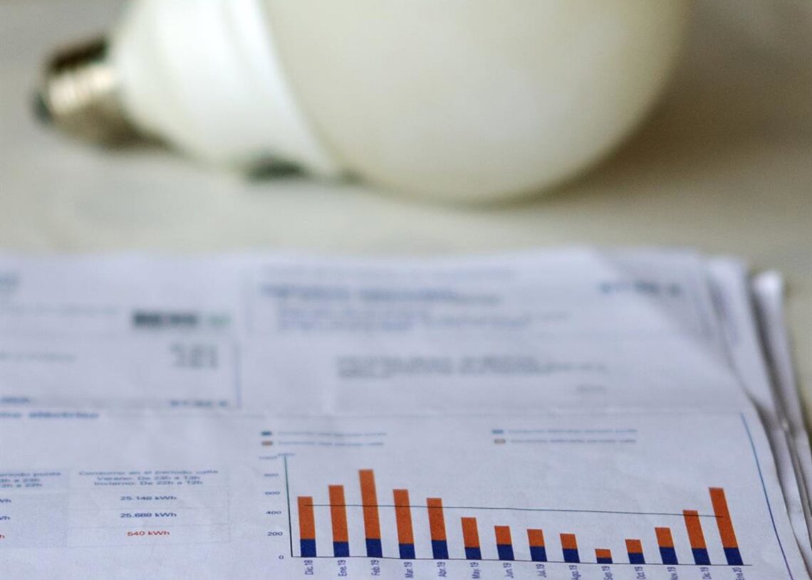 Archivo - Una factura de la luz y una bombillaAlberto Ortega - Europa Press - Archivo