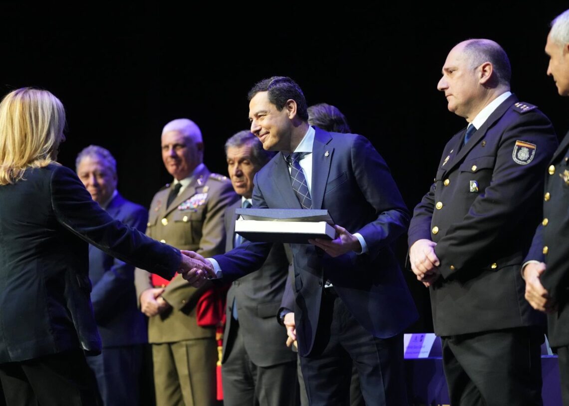 El presidente de la Junta de Andalucía, Juanma Moreno, en el en el acto de imposición de condecoraciones al personal de la Unidad de Policía Adscrita a la Comunidad Autónoma de Andalucía celebrado en Sevilla.JUNTA DE ANDALUCÍA
