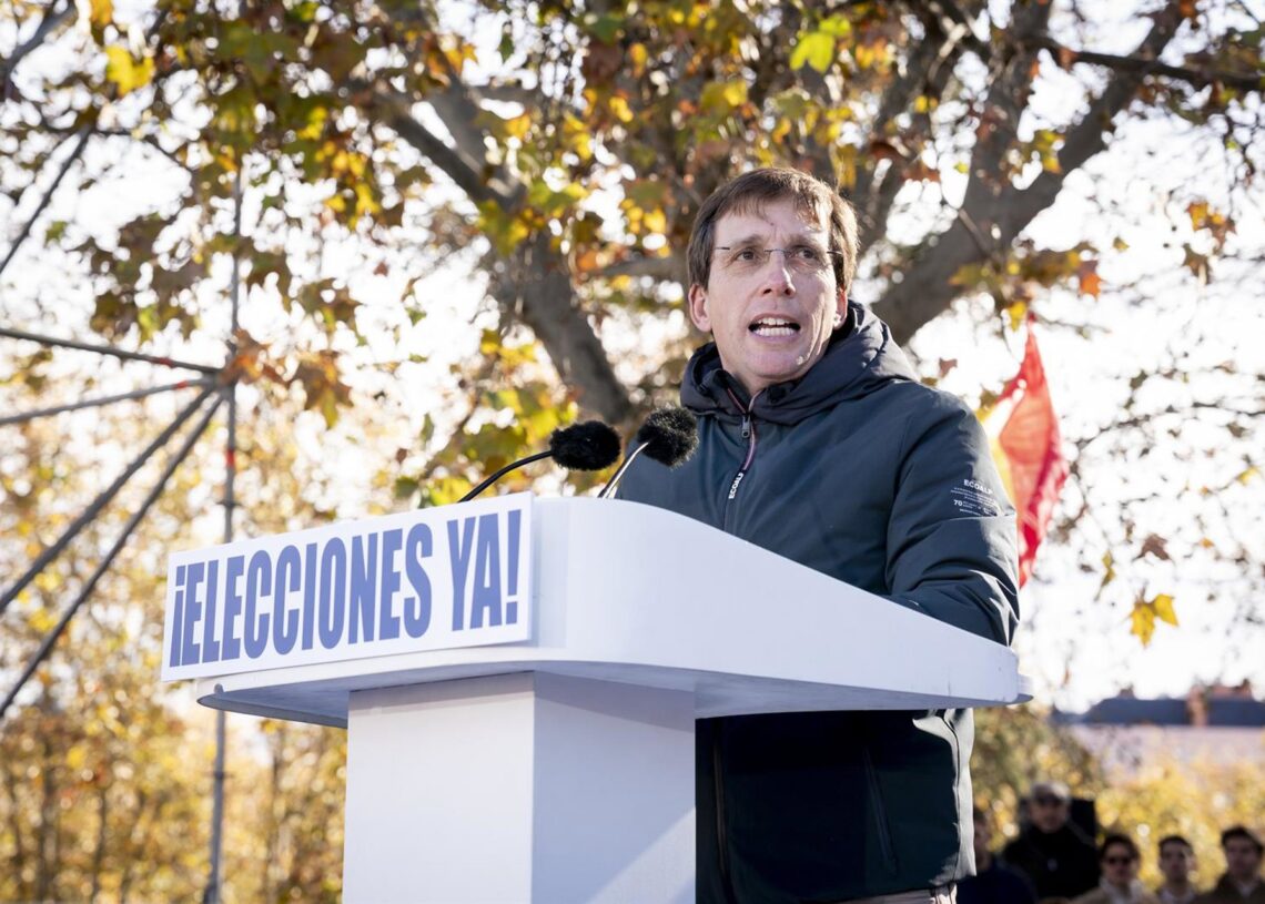 El alcalde de Madrid, José Luis Martínez-Almeida, durante la concentración contra la corrupción del Gobierno convocada por el PP, en el Templo de DebodA. Pérez Meca - Europa Press