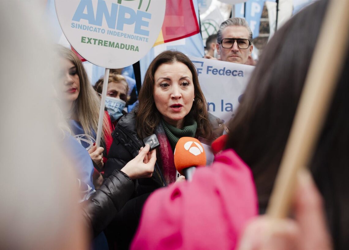 Archivo - La presidenta de FEDECA, Ana Ercoreca de la Cruz, atiende a los medios durante una concentración, frente a la sede central de MUFACE, a 22 de enero de 2025, en Madrid (España).Mateo Lanzuela - Europa Press - Archivo