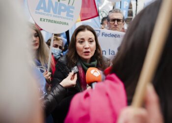 Archivo - La presidenta de FEDECA, Ana Ercoreca de la Cruz, atiende a los medios durante una concentración, frente a la sede central de MUFACE, a 22 de enero de 2025, en Madrid (España).Mateo Lanzuela - Europa Press - Archivo