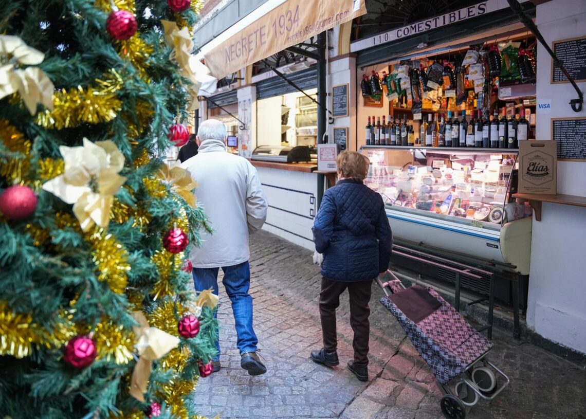 Archivo - Varias personas en el mercado  comprando en NavidadMaría José López - Europa Press - Archivo
