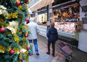 Archivo - Varias personas en el mercado  comprando en NavidadMaría José López - Europa Press - Archivo