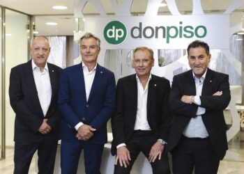 De izquierda a derecha: Miguel Ángel Vázquez, Luis Pérez, Jose Antonio Pérez y Emiliano Bermúdez, socios propietarios de DonPisoDONPISO