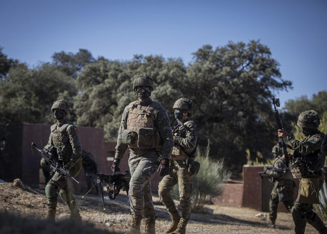 Archivo - Soldados de la Legión participan en una maniobra de simulación de fusiles en un recinto ambientado en un "poblado afgano" en las inmediaciones del recinto del Campamento de Ronda, Málaga, Andalucía, (España), a 7 de octubre de 2020.María José López - Europa Press - Archivo