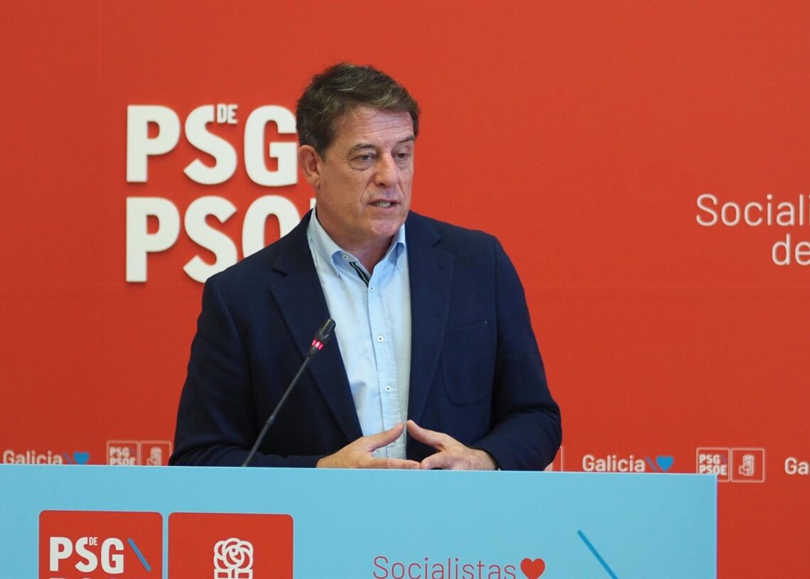 El secretario xeral del PSdeG, José Ramón Gómez Besteiro, en rueda de prensaPSDEG