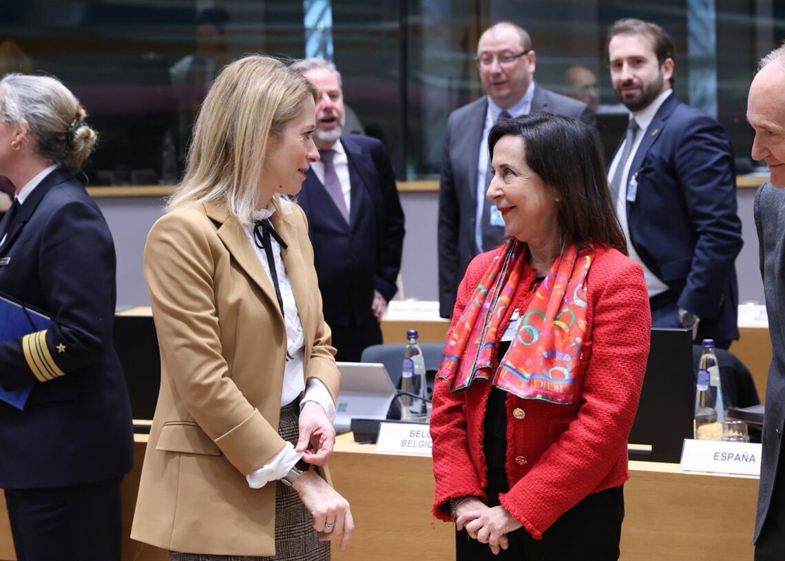 La Alta Representante, Kaja Kallas, y la ministra de Defensa, Margarita Robles, en el seno del consejo de Defensa de la UE.FRANCOIS LENOIR // EUROPEAN COUNCIL