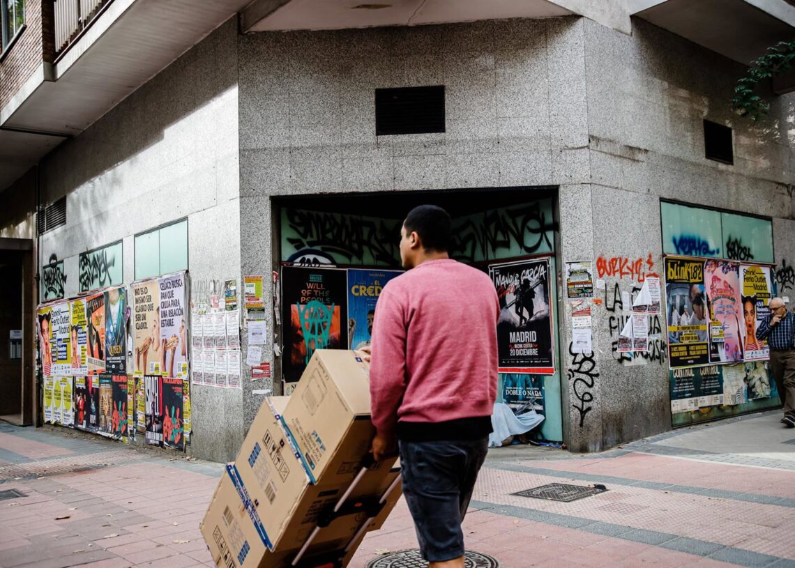 Archivo - Un repartidor carga con varias cajas.Carlos Luján - Europa Press - Archivo