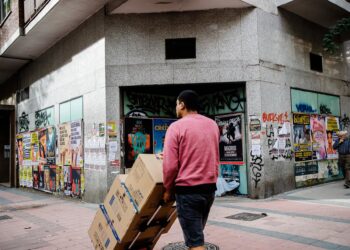 Archivo - Un repartidor carga con varias cajas.Carlos Luján - Europa Press - Archivo