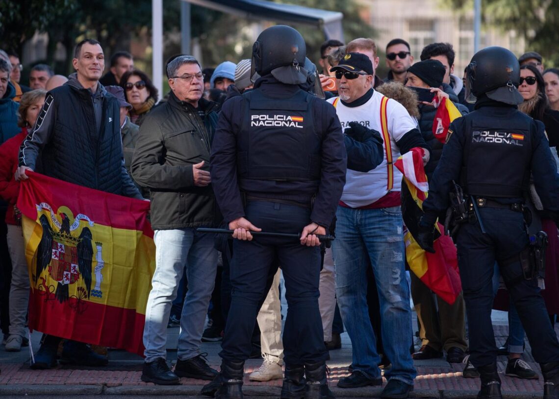 Concentración contra la corrupción convocada por organización juvenil Revuelta, frente a la sede nacional del PSOE, a 30 de noviembre de 2025, en Madrid (España). Revuelta ha llamado a una movilización ciudadana sin partidos, contra la corrupción, contraFernando Sánchez - Europa Press