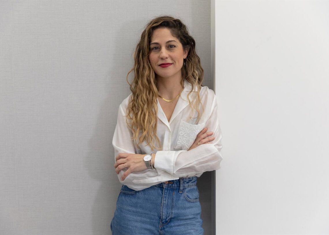 La coordinadora general de Sumar, Lara Hernández, durante una entrevista para Europa Press, a 13 de noviembre de 2025, en Madrid (España). Eduardo Parra - Europa Press