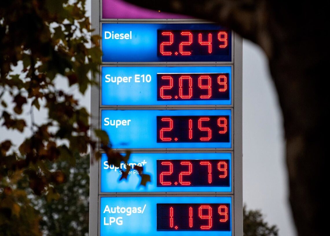 Archivo - Precios de una gasolinera.Daniel Bockwoldt/dpa - Archivo
