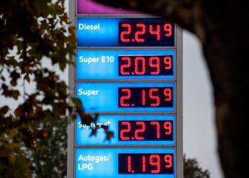 Archivo - Precios de una gasolinera.Daniel Bockwoldt/dpa - Archivo