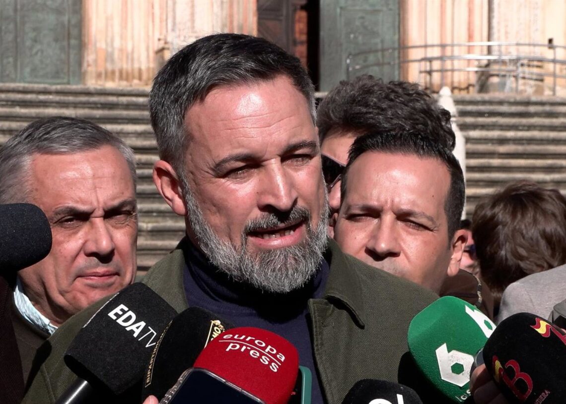 El presidente de Vox, Santiago Abascal, atiende a los medios de comunicación en Guadalupe.EUROPA PRESS