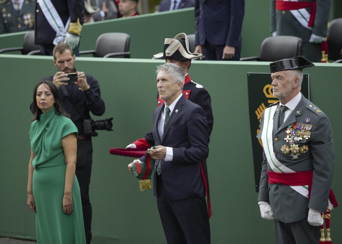 Archivo - La directora general de la Guardia Civil, Mercedes González (i), y el ministro del Interior, Fernando Grande-Marlaska (c), durante el acto central de la celebración de la patrona de la Guardia CivilJavier Pulpo - Europa Press - Archivo
