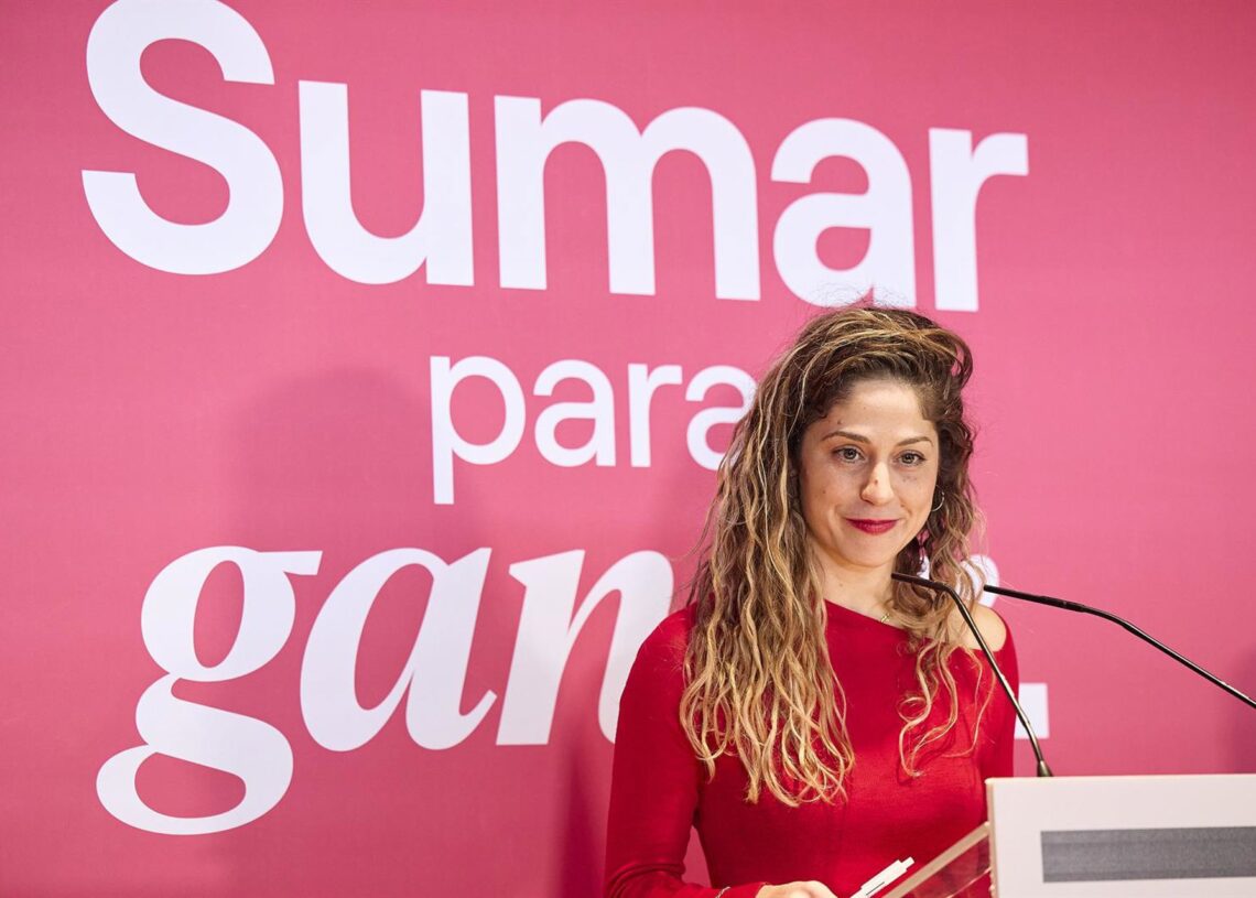 La coordinadora general de Sumar, Lara Hernández, durante la conferencia política de Sumar, en el Colegio Oficial de Aparejadores y Arquitectos Técnicos de Madrid, a 22 de noviembre de 2025, en Madrid (España). Jesús Hellín - Europa Press