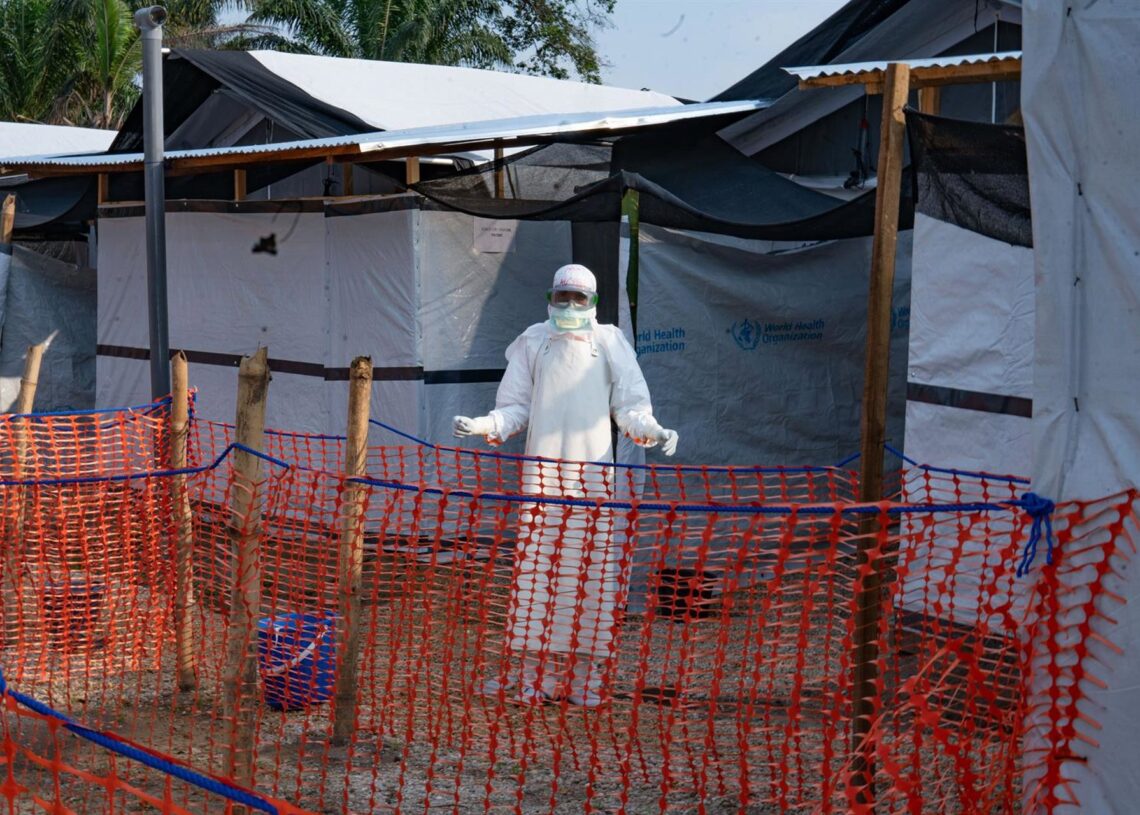 Archivo - Un trabajador sanitario en un centro de tratamiento de ébola en Bulape, en República Democrática del Congo (RDC)Europa Press/Contacto/World Health Organization