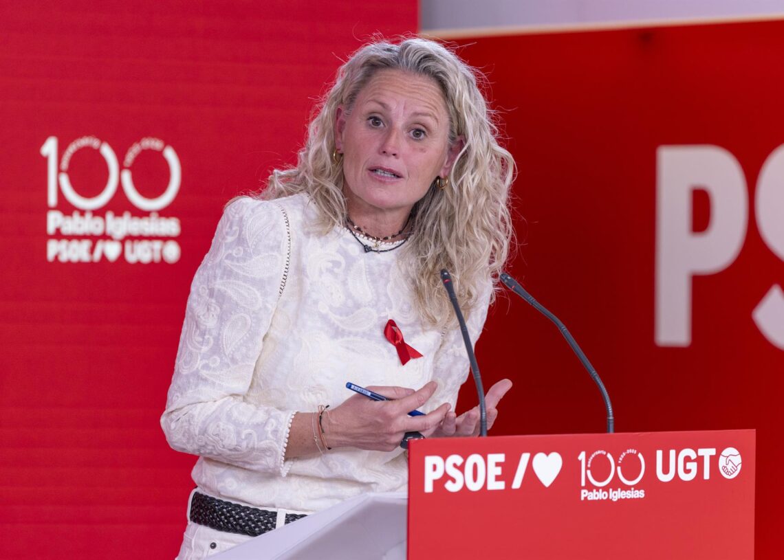 La portavoz del PSOE, Montse Mínguez, en una rueda de prensa en la sede del partido en la calle Ferraz.EVA ERCOLANESE