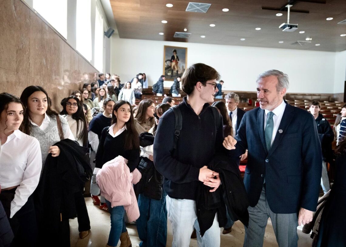 El presidente de Aragón, Jorge Azcón, saluda a los alumnos de Derecho al finalizar el encuentro.FABIAN SIMON