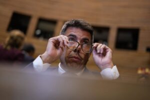 El PP nombra a Mazón portavoz en la comisión de reglamento de Les Corts con un complemento anual de 8.879 euros