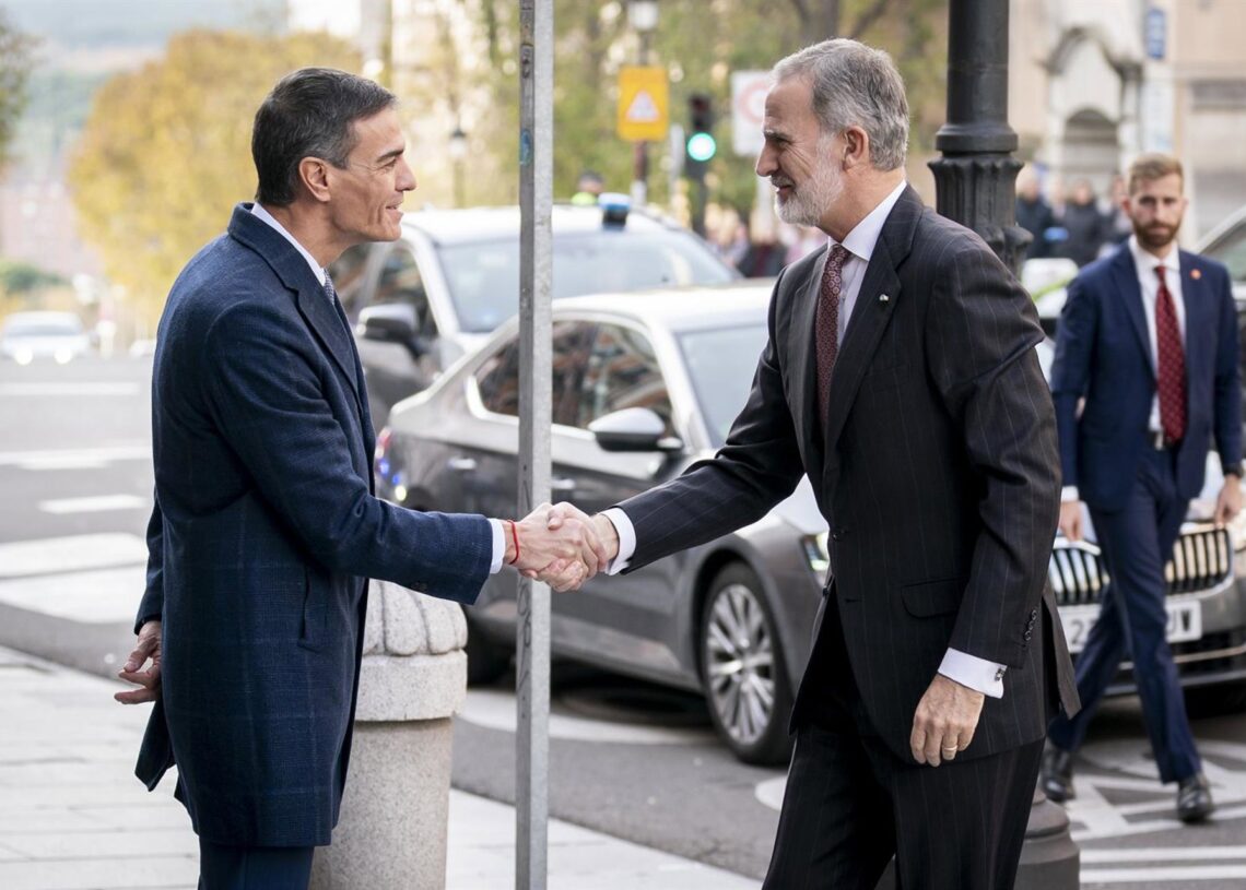 El presidente del Gobierno, Pedro Sánchez (i) y el Rey Felipe VI (d) se saludan a su llegada a la Sesión constitutiva del Pleno de la Comisión NacionalA. Pérez Meca - Europa Press
