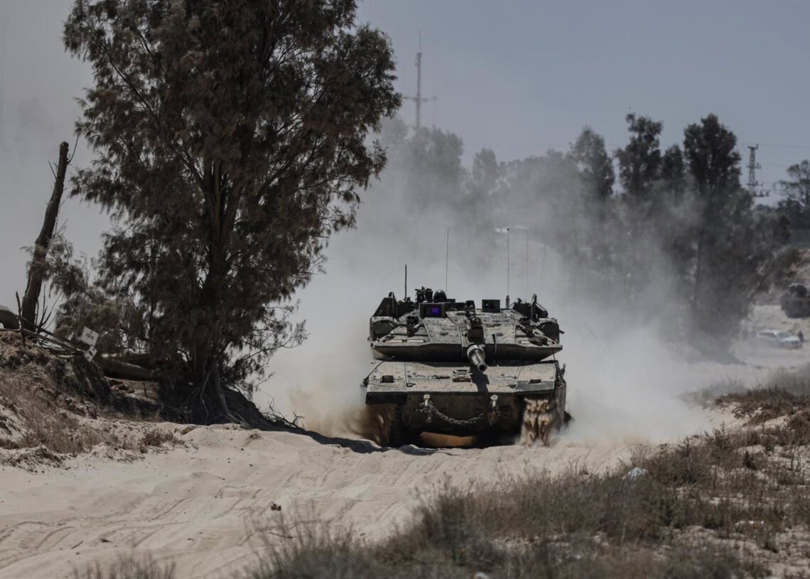 Archivo - Imagen de archivo de un tanque israelí desplegado en la Franja de GazaEuropa Press/Contacto/Saeed Qaq - Archivo