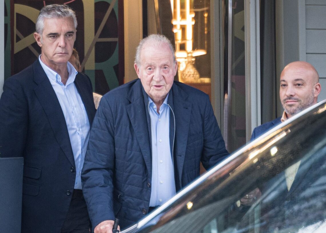 El Rey emérito Juan Carlos I a su salida del restaurante D’Berto, a 5 de noviembre de 2025, en O Grove, Pontevedra, Galicia (España).ELENA FERNÁNDEZ / EUROPA PRESS