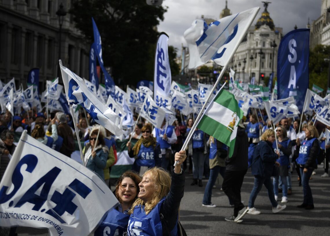 Archivo - Manifestación de técnicos sanitarios.Fernando Sánchez - Europa Press - Archivo