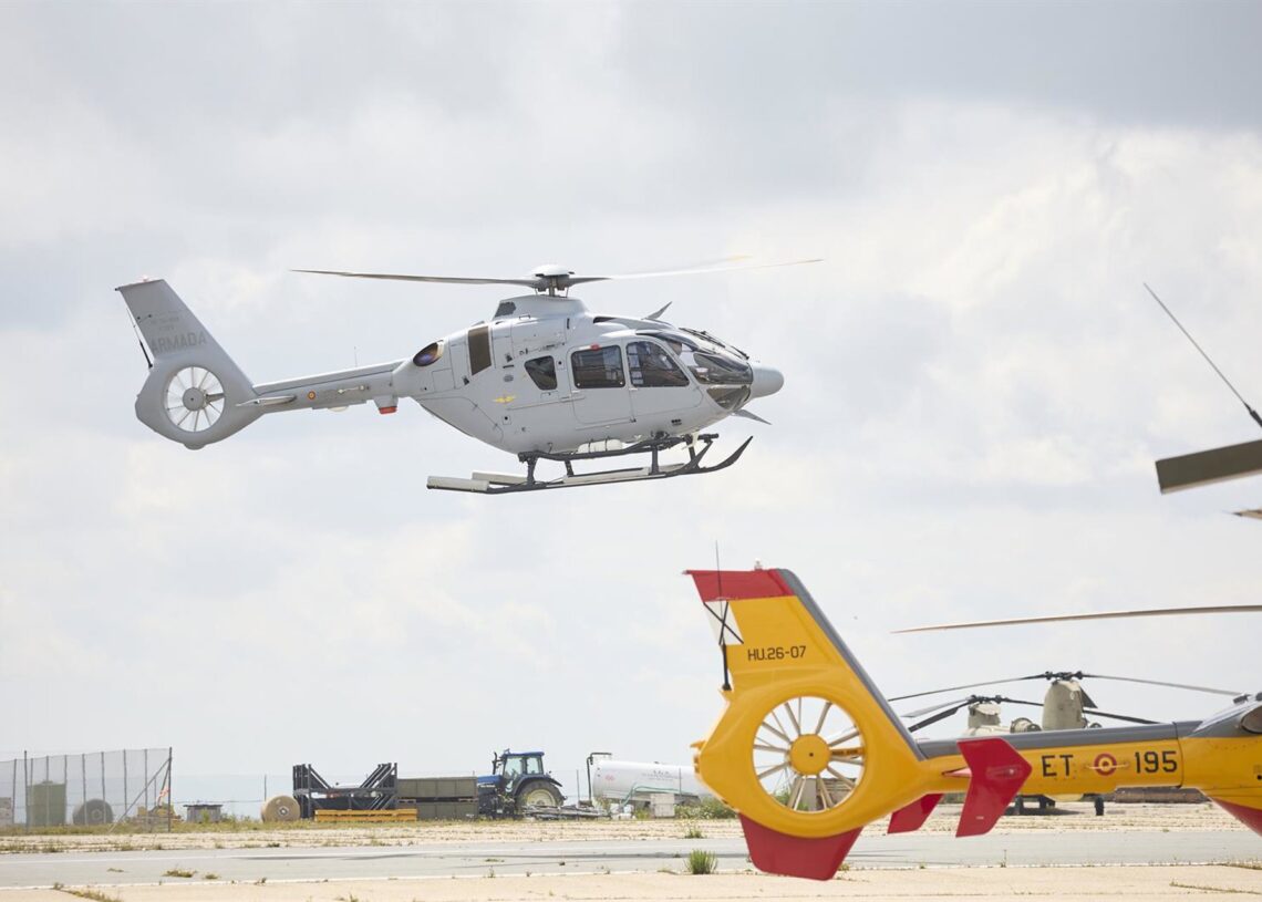 Archivo - Un helicóptero durante una demostración en la Base del Ejército en Colmenar Viejo, a 9 de mayo de 2025, en Colmenar Viejo, Madrid (España). El acto ha consistido en una demostración de las capacidades Crew UnCrew Teaming de un helicóptero AirbusJesús Hellín - Europa Press - Archivo