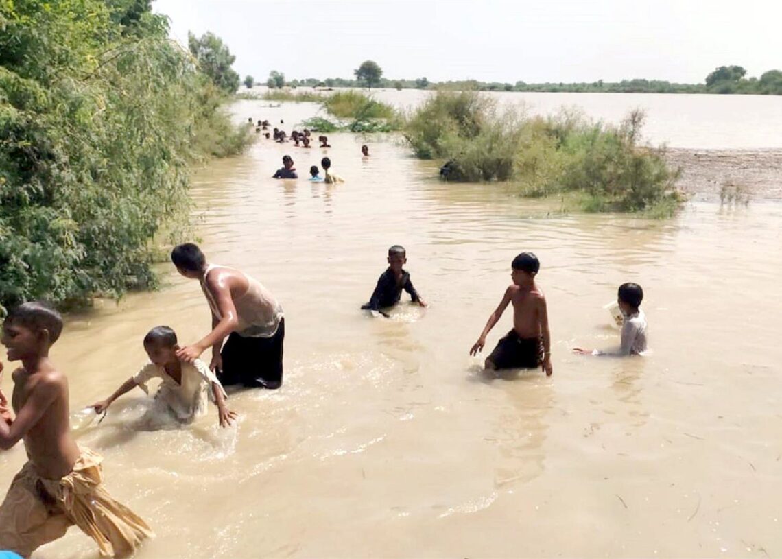 Archivo - Un grupo de personas afectadas por las inundaciones en Lakarna, Pakistán (archivo)Europa Press/Contacto/PPI - Archivo