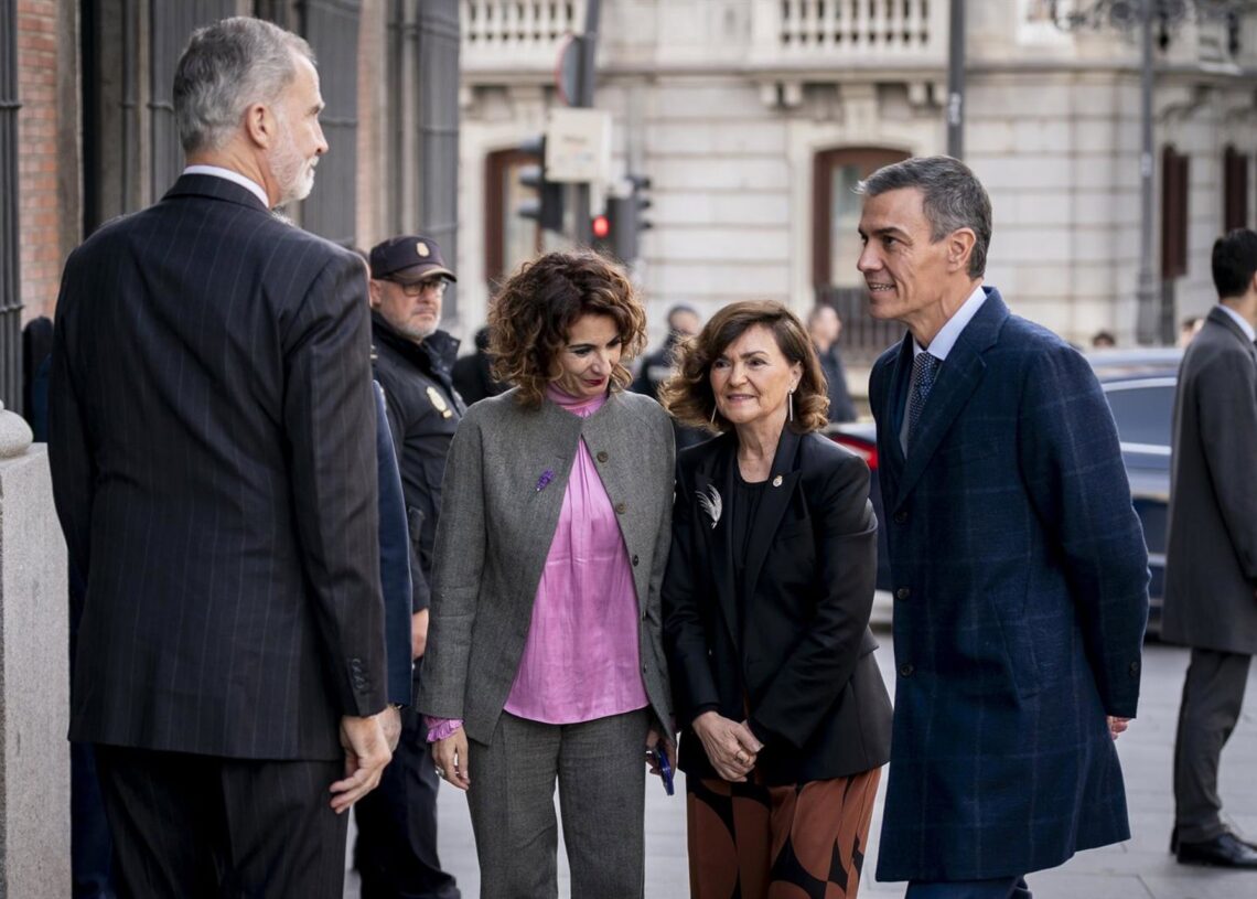 El Rey Felipe VI; la vicepresidenta primera del Gobierno y ministra de Hacienda, María Jesús Montero; la presidenta del Consejo de Estado, Carmen Calvo; y el presidente del Gobierno, Pedro Sánchez.A. Pérez Meca - Europa Press