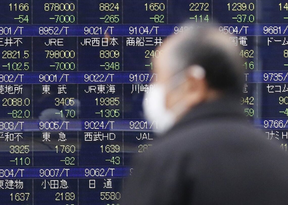 Archivo - 25 February 2020, Japan, Tokyo: A man wearing a surgical mask walks past an electronic stock board showing Japan's Nikkei Stock Average.Rodrigo Reyes Marin/ZUMA Wire/dp / DPA - Archivo