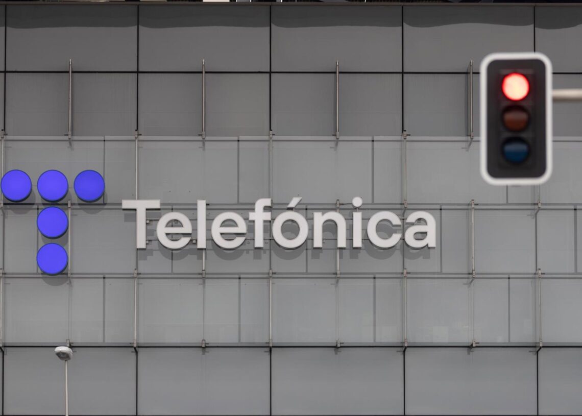 Archivo - Un semáforo en rojo frente a la sede de Telefónica, a 28 de noviembre de 2023, en Madrid (España). Eduardo Parra - Europa Press - Archivo