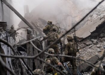 Archivo - Militares israelíes en las ruinas de un edificio de la Franja de GazaFUERZAS DE DEFENSA DE ISRAEL - Archivo