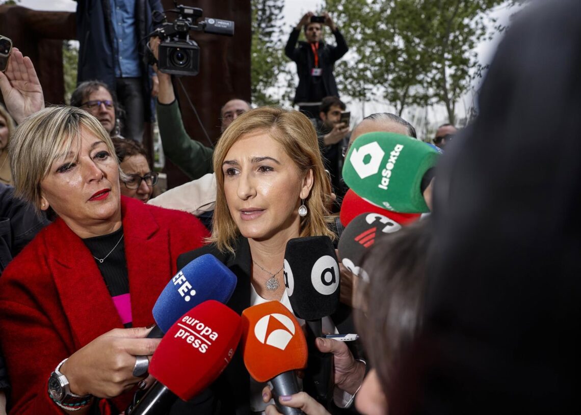 Archivo - La exconsellera de Justicia y Emergencias de la Generalitat valenciana Salomé Pradas ofrece declaraciones a los medios a su llegada a declarar, en calidad de investigada ante la Ciudad de la Justicia de Valencia, a 11 de abril de 2025Rober Solsona - Europa Press - Archivo