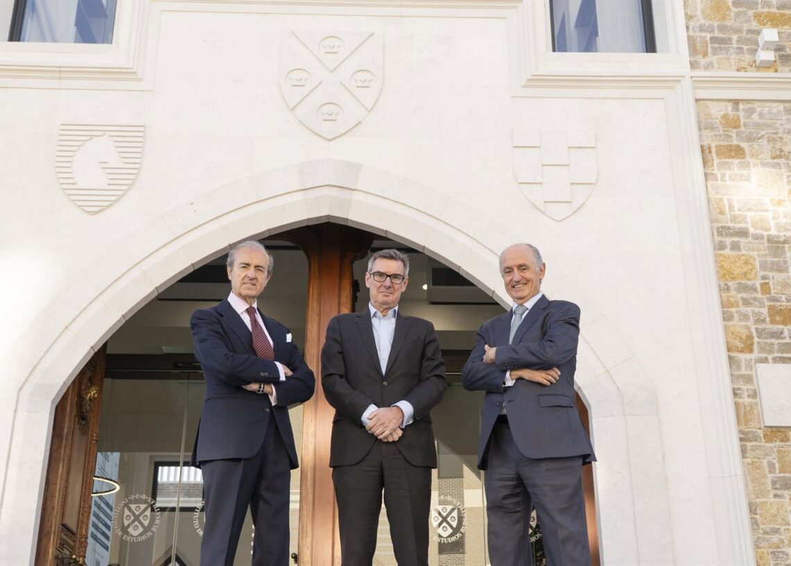 Álvaro Martínez-Echevarría, Director General del IEB, Carlos San Basilio, presidente de la CNMV y Álvaro Drake, Director de Relaciones Institucionales del IEB.IEB