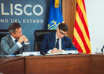 El presidente de la Generalitat, Salvador Illa, y el gobernador del estado mexicano de Jalisco, Pablo Lemus, en una reunión en Guadalajara (México)GOVERN