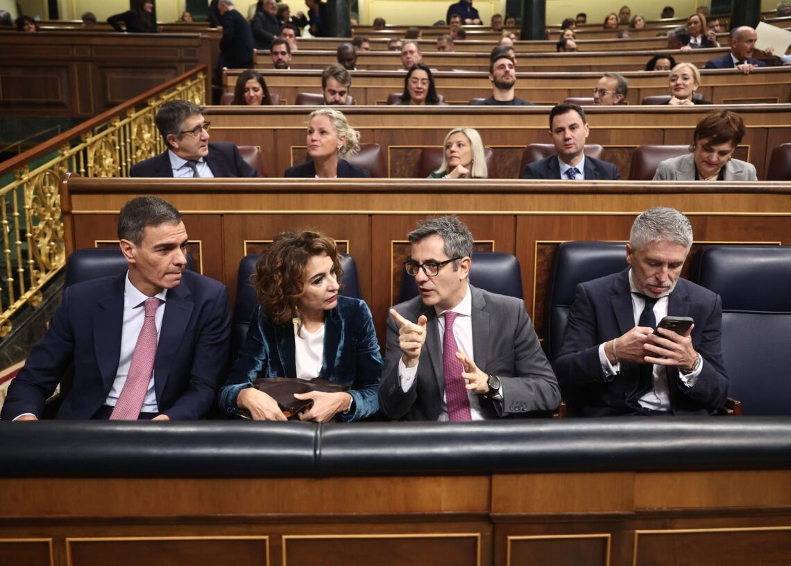 El presidente Pedro Sánchez, la vicepresidenta María Jesús Montero y el ministro de la Presidencia Y Justicia, Félix Bolaños, en un Pleno del CongresoEduardo Parra - Europa Press