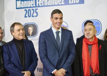 (I-D) El secretario general de UGT FICA, Mariano Hoya Callosa; el presidente del Gobierno, Pedro Sánchez; y el secretario general de UGT, Pepe Álvarez; posan durante la foto de familia del acto de entrega de los premios Anastasio de Gracia, en el AuditoriJesús Hellín - Europa Press