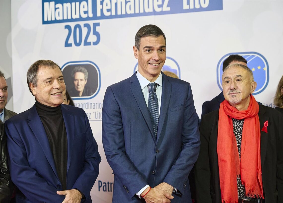 (I-D) El secretario general de UGT FICA, Mariano Hoya Callosa; el presidente del Gobierno, Pedro Sánchez; y el secretario general de UGT, Pepe Álvarez; posan durante la foto de familia del acto de entrega de los premios Anastasio de Gracia, en el AuditoriJesús Hellín - Europa Press