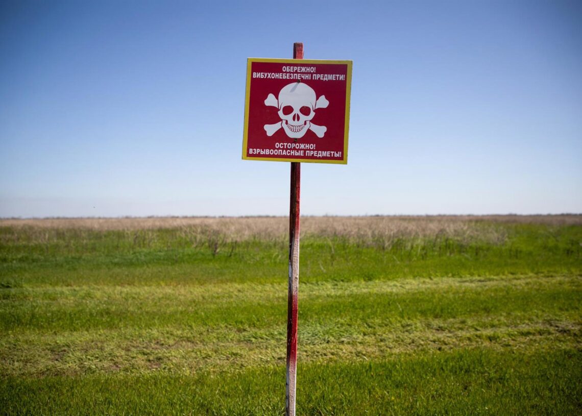 Archivo - Señal de advertencia durante una misión de retirada de minas en UcraniaEuropa Press/Contacto/Yuliia Ovsiannikova