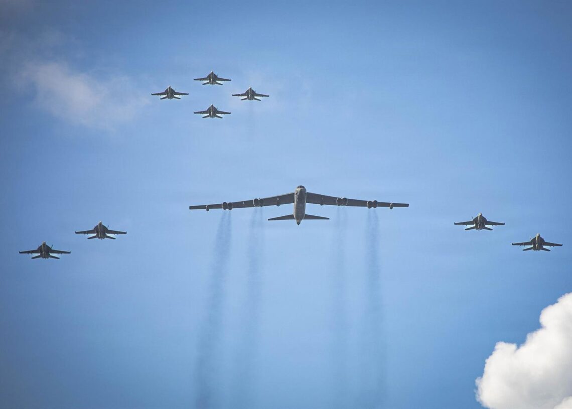Archivo - Un bombardero estadounidense escoltado por varios cazas durante operaciones con el poortaviones USS Gerald R. Ford en el mar CaribeEuropa Press/Contacto/Mc2 Daniel Ruiz/U.S. Navy